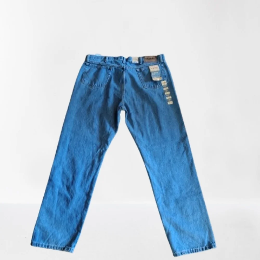 NWT Wrangler Jeans Size 40x32 Classic Fit Rugged Wear Regular Seat Thigh Bootcut